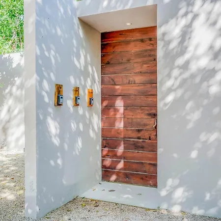 Private Patio Plunge Pool & Electricity Included Apartment