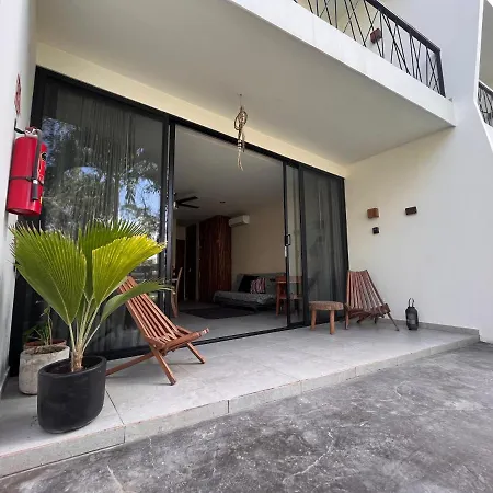 Jungle & Private Patio Apartment *