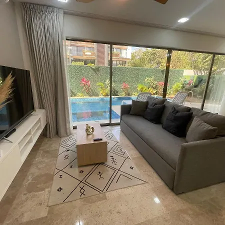 Cozy W/swim-up Pool *