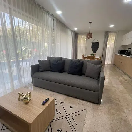 Cozy W/swim-up Pool Apartment *