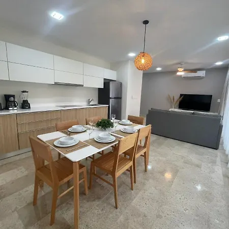 Cozy W/swim-up Pool Apartment