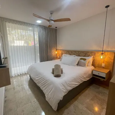 Cozy W/swim-up Pool Apartment *