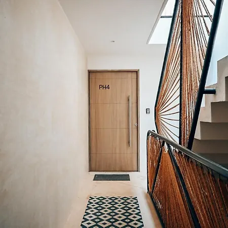 Penthouse Haven With Pv Rooftop Pool Gym And 24h Security *