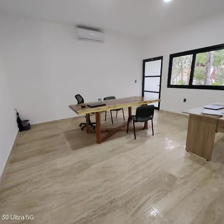 Apartment Jungle Oasis Studio: Beachside Retreat With Pool And Amenities