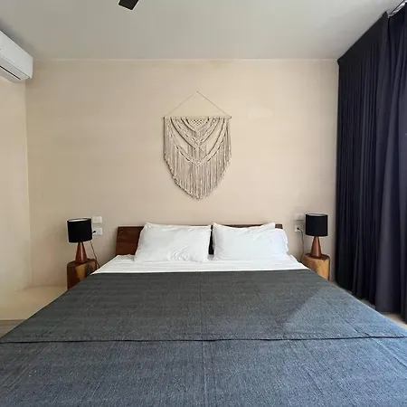 Downtown+1bedroom+balcony+highspeed Internet