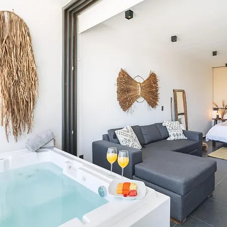 Apartment Black And White - Cozy Lofts With Private Jacuzzi