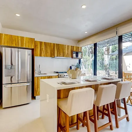 2-Story Apt With Private Pool, Balcony, Patio, Outdoor Dining Area, Gym, W/D, Ac Holiday home