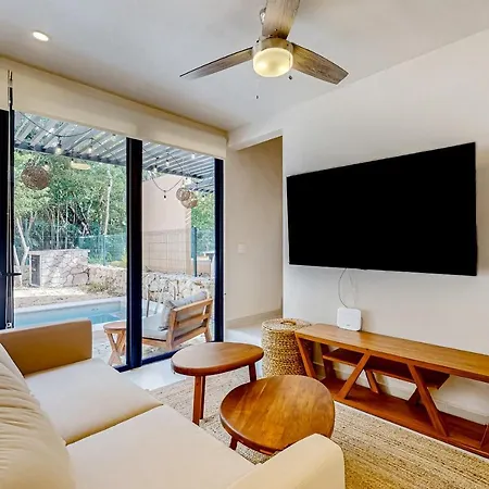 Holiday home 2-Story Apt With Private Pool, Balcony, Patio, Outdoor Dining Area, Gym, W/D, Ac *