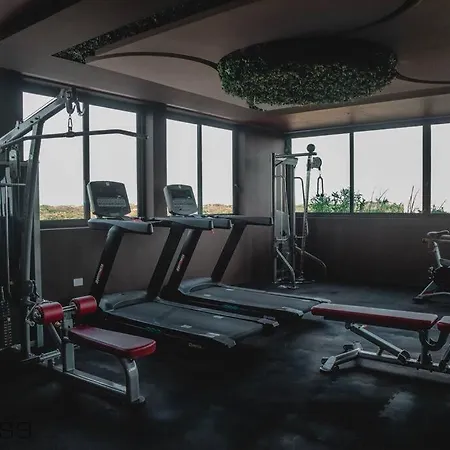 Romantic Whit A Refreshing Pool & Gym In Menesse
