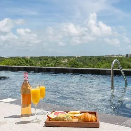 Frida's Artsy With Own Mural, Outdoor Tub & Rooftop Pool Apartment