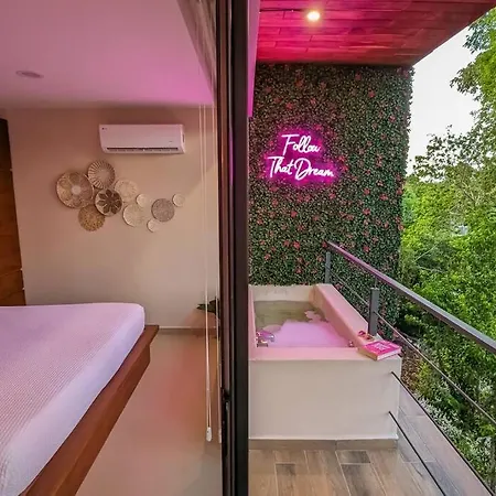 Frida's Artsy With Own Mural, Outdoor Tub & Rooftop Pool