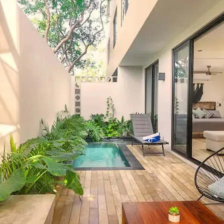 Private Swim Up Pool. Garden Patio.near Beach/town Apartment *