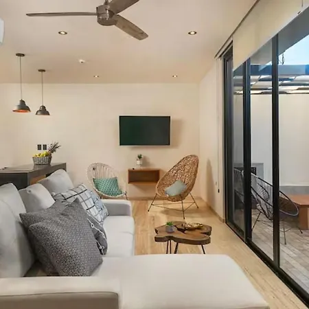 Apartment Private Swim Up Pool. Garden Patio.near Beach/town