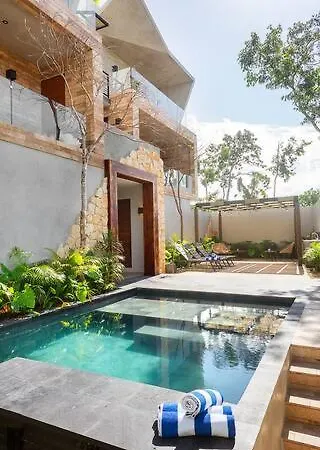 Apartment Private Swim Up Pool. Garden Patio.near Beach/town *