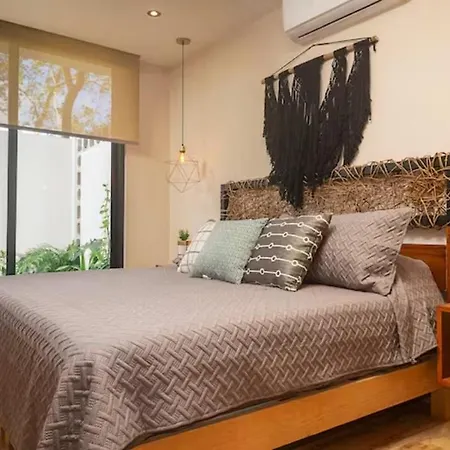 Apartment Private Swim Up Pool. Garden Patio.near Beach/town *