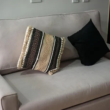 Menesse Oasis: Chic And Serene Getaway Apartment *
