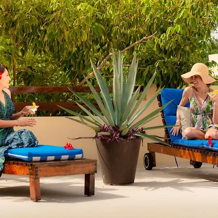 Casa Hibiscus - Tropical Serenity Meets Modern Comfort In