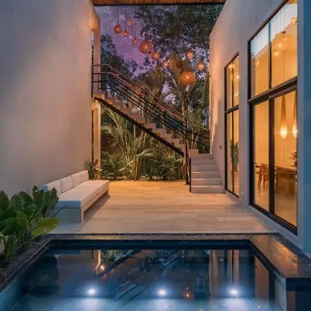 Casa Colette Six Bdrm & Daily Housekeeping Apartment
