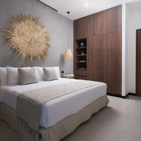 Casa Colette Six Bdrm & Daily Housekeeping Apartment