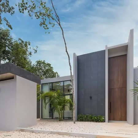 Casa Colette Six Bdrm & Daily Housekeeping Tulum