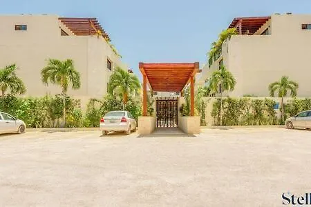 New Chic Private Balcony Huge Pool Onsite Holiday home