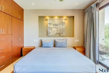 New Chic Private Balcony Huge Pool Onsite Holiday home