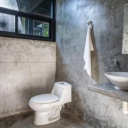 Light House 4 Bedroom House W/ Pool *