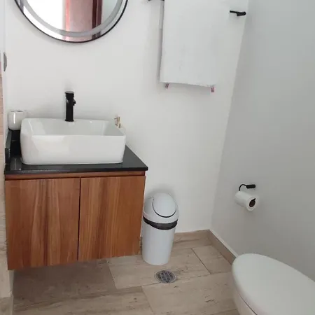 Apartment Jungle Oasis Studio: Beachside Retreat With Pool And Amenities *