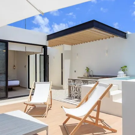 Penthouse Haven With Pv Rooftop Pool Gym And 24h Security