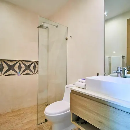 Penthouse Haven With Pv Rooftop Pool Gym And 24h Security *