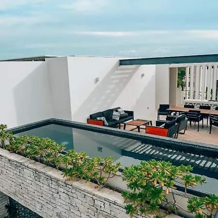 Penthouse Haven With Pv Rooftop Pool Gym And 24h Security Holiday home *