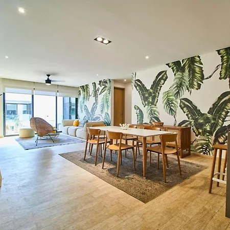 Penthouse Haven With Pv Rooftop Pool Gym And 24h Security Holiday home