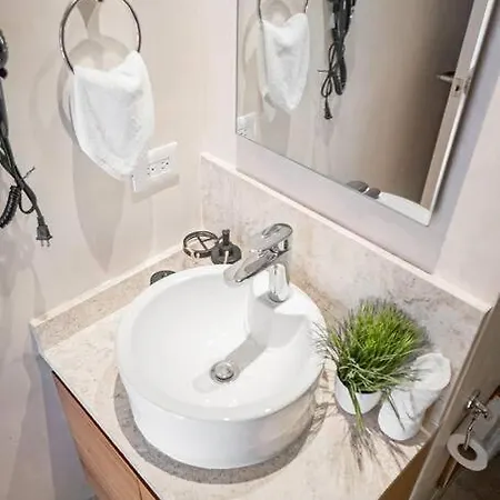 Luxury 200mbps Jacuzzi And Balcony Rooftop Pool