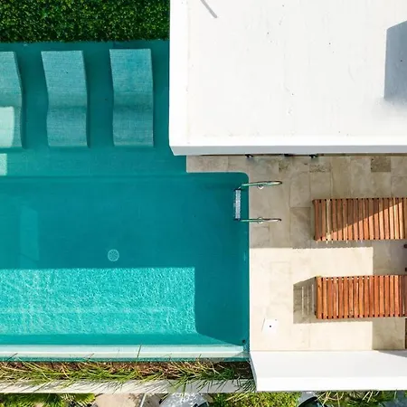 Luxury 200mbps Jacuzzi And Balcony Rooftop Pool Apartment