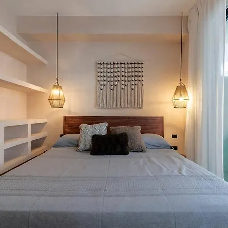 2 Bedroom & 2 Outdoor Badtubs Apartment