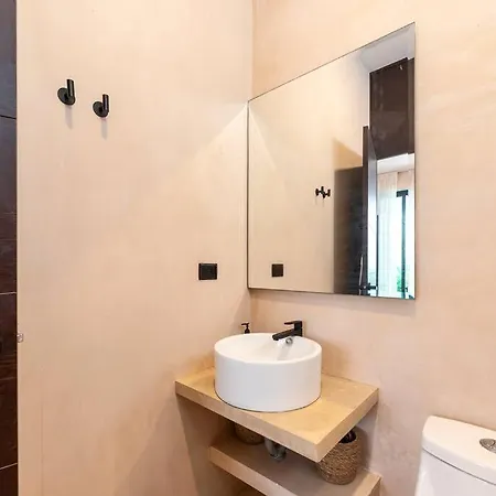 2 Bedroom & 2 Outdoor Badtubs *