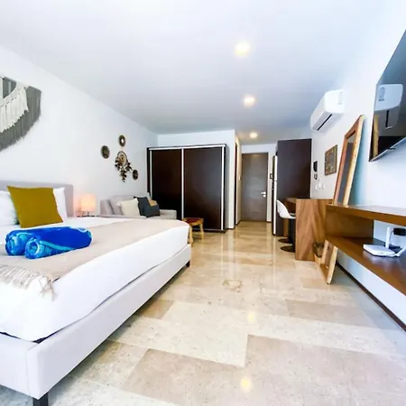 Apartment Vibrant With Amenities