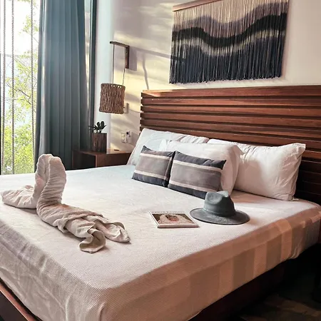 Iik By Groovy Stays- A Hip Condo-hotel With Wifi, Rooftop, Pool, Sleeps 6 4*