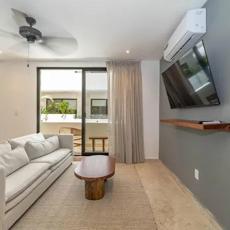 2 Bd With Private Balcony, Pool View, Gym Holiday home *