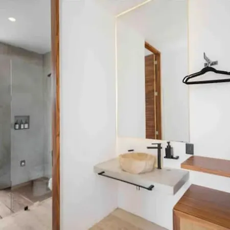 Villa Luxury New Plus Pool - 5 Mins To Beach & Downtown *