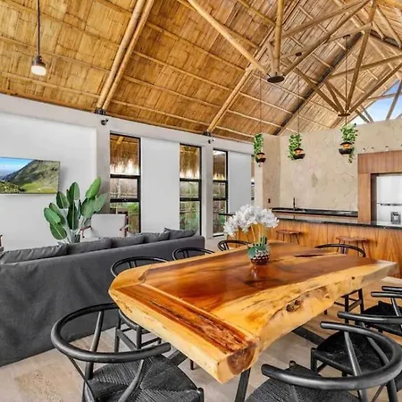 Luxury New Plus Pool - 5 Mins To Beach & Downtown Villa