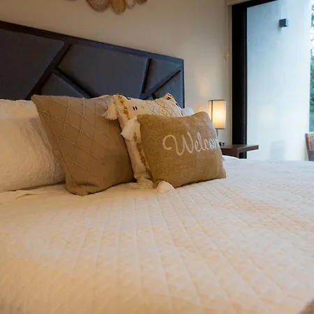 Relax In Style Charming Rooftop Apt W/pool, Sauna Apartment *