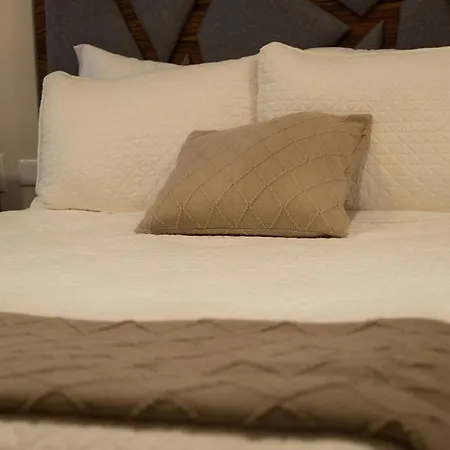 Relax In Style Charming Rooftop Apt W/pool, Sauna Apartment