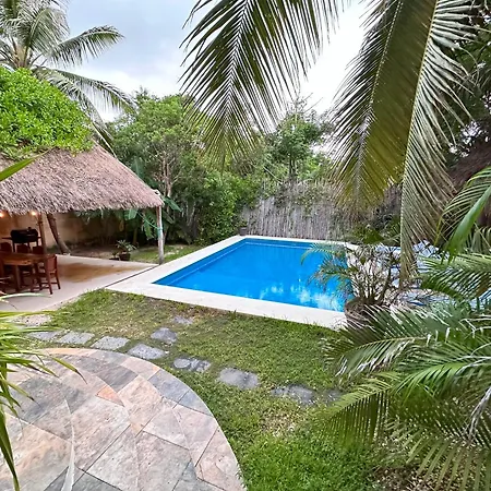 Apartment Oceanside Retreat, Pool, Beach Access, Sleeps 6