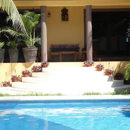 Oceanside Retreat, Pool, Beach Access, Sleeps 6 *