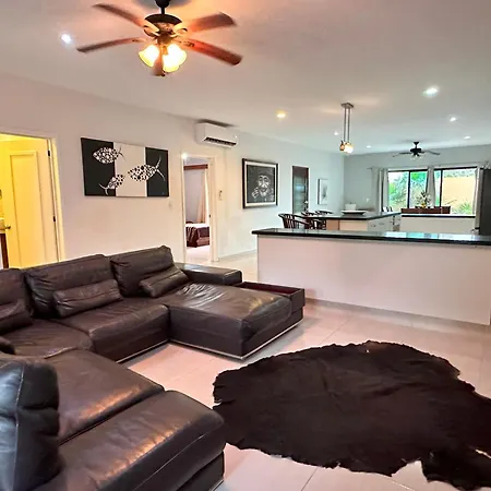 Oceanside Retreat, Pool, Beach Access, Sleeps 6 Apartment *