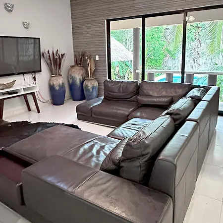 Apartment Oceanside Retreat, Pool, Beach Access, Sleeps 6 *