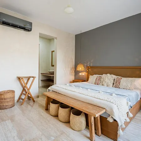 Beautiful 3 Bdr, 3 Ba Modern Minutes From Apartment
