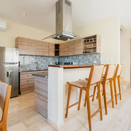 Beautiful 3 Bdr, 3 Ba Modern Minutes From Apartment