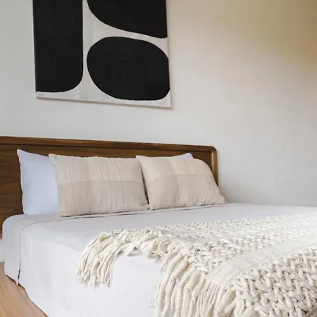 Cozy New Modern Studio In Apartment *